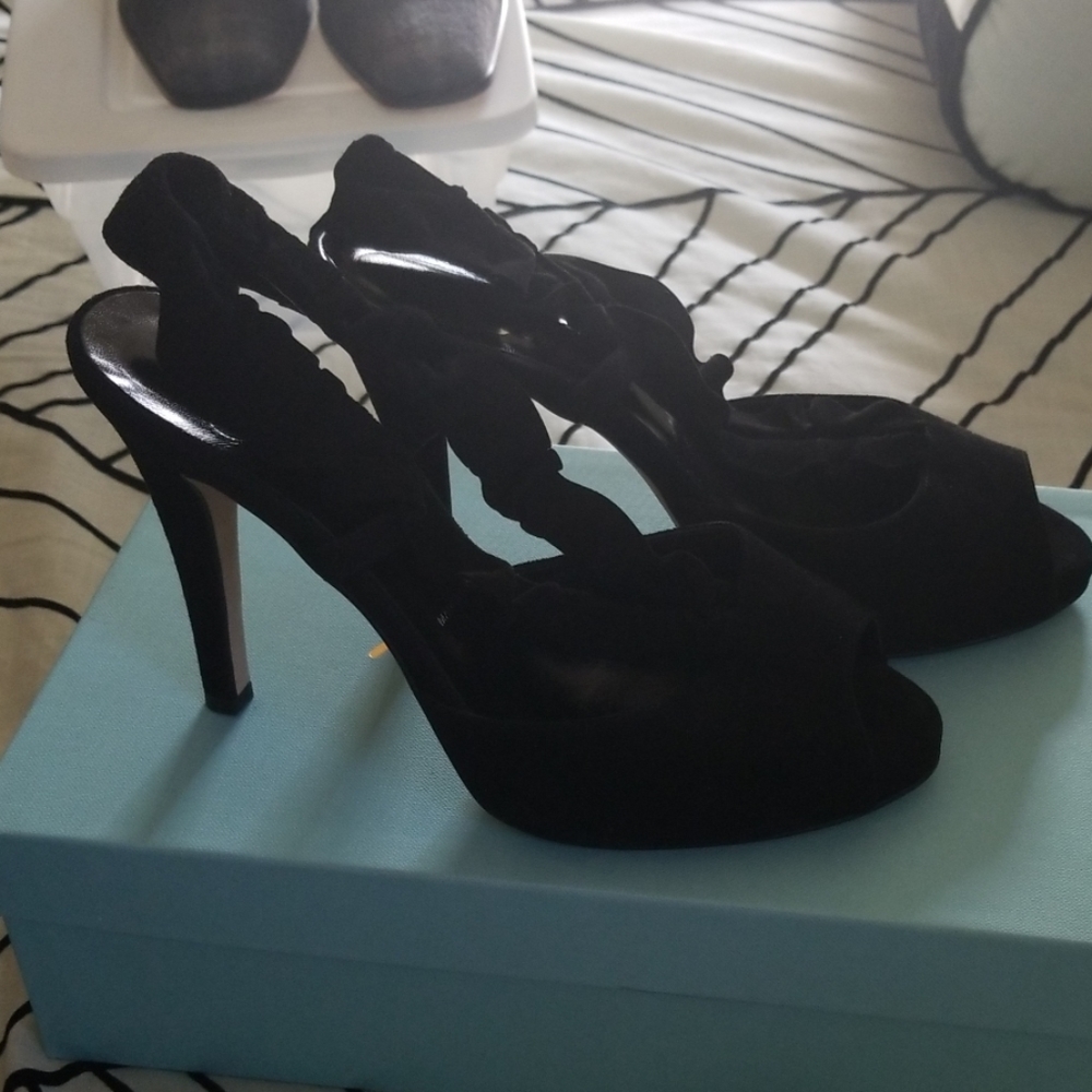 Butter Scallop Suede Pump